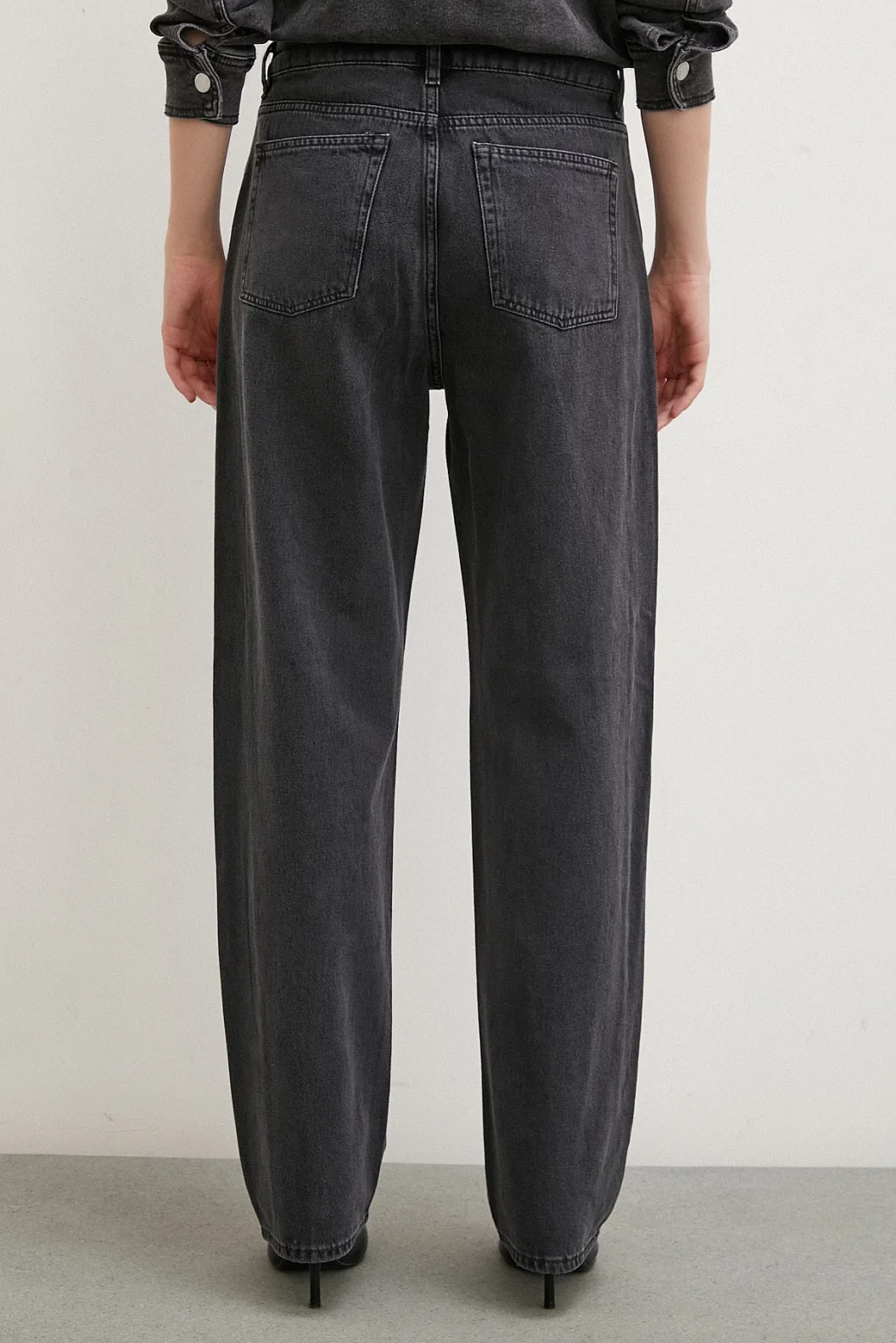 جينز مرتفع الخصر مغلق بأزرار لونه أسود