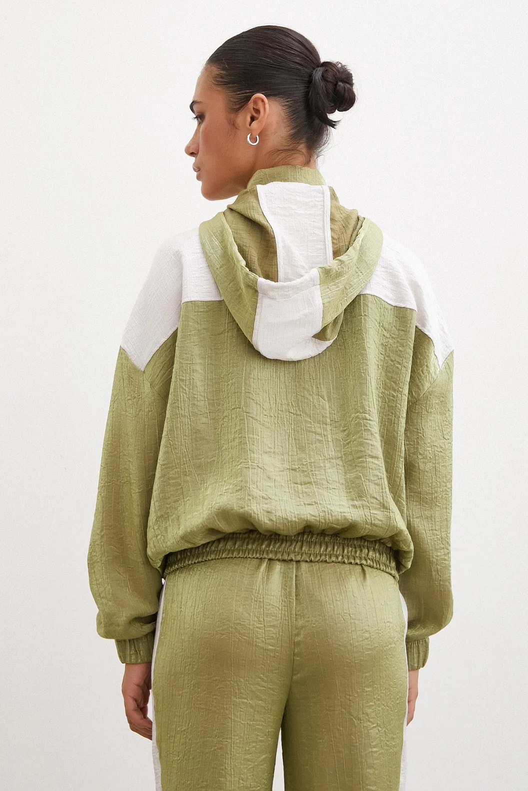 سويت شيرت مع سحَّاب وبطانة باللون الأخضر الزيتوني