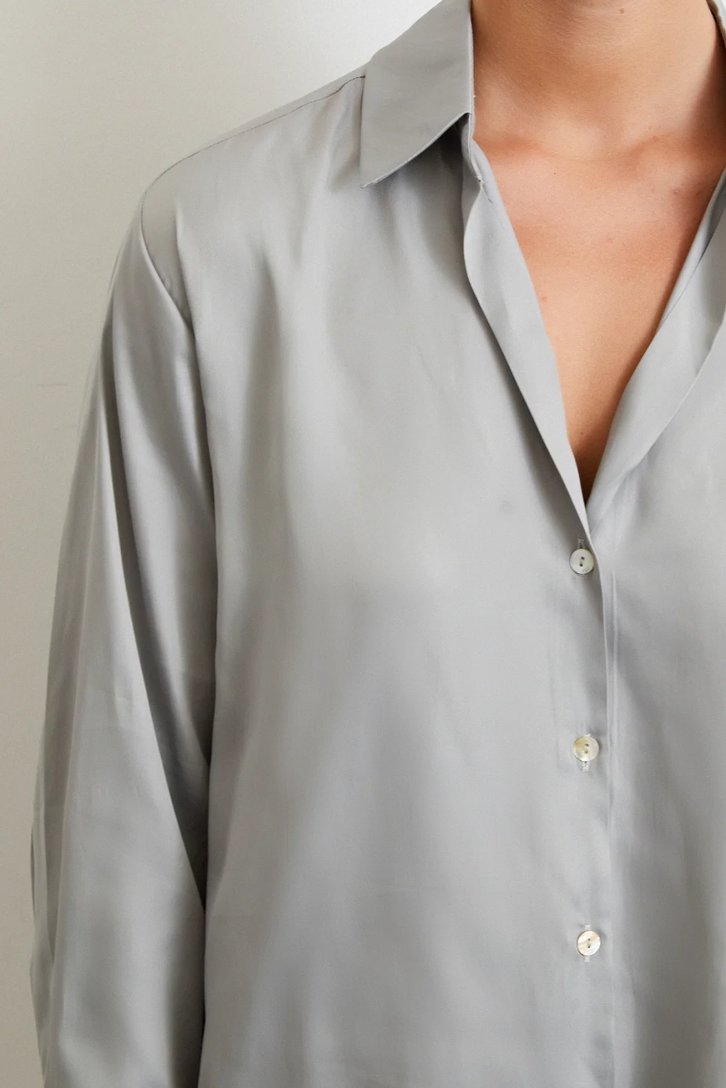 قميص بنمط قطري رمادي