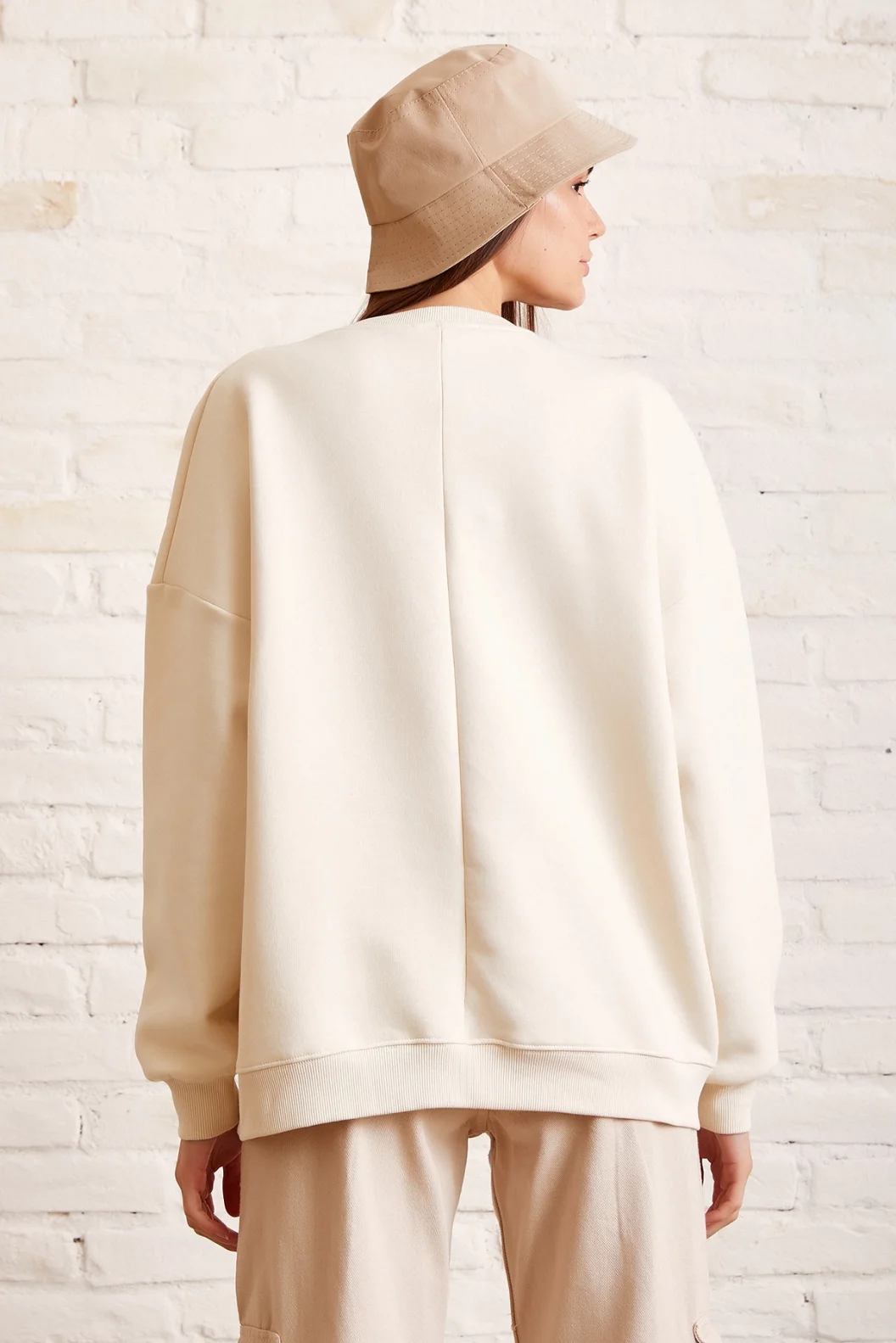 سويت شيرت بياقة دراجة - كريم