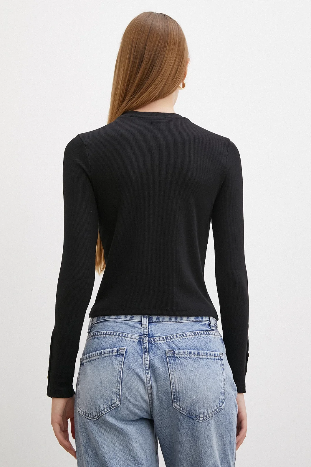 قميص أسود بأزرار على الذراع