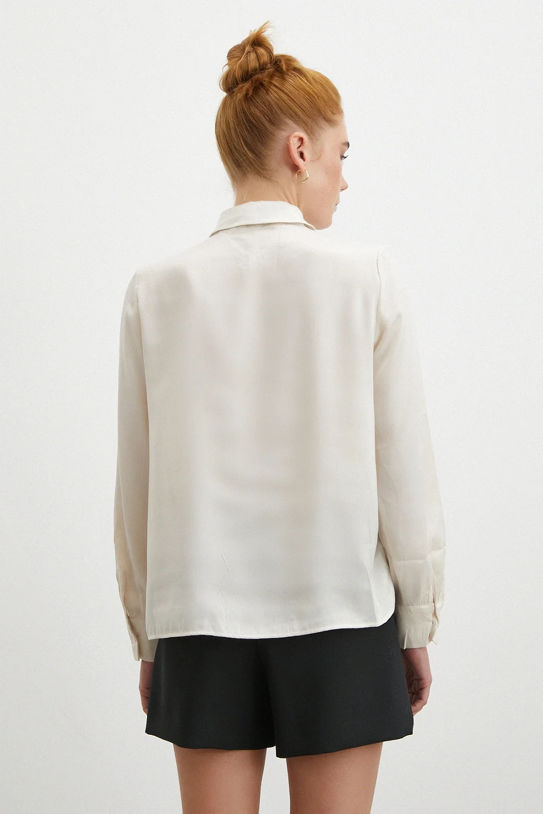 Yaka Bağlamalı Saten Gömlek Ekru