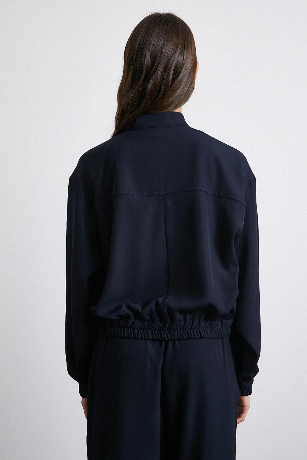 جاكيت قنبلة لونه أزرق غامق