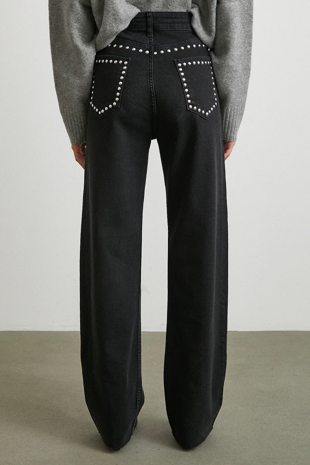 Taş İşlemeli Yüksek Bel Kesik Paça Jean Siyah