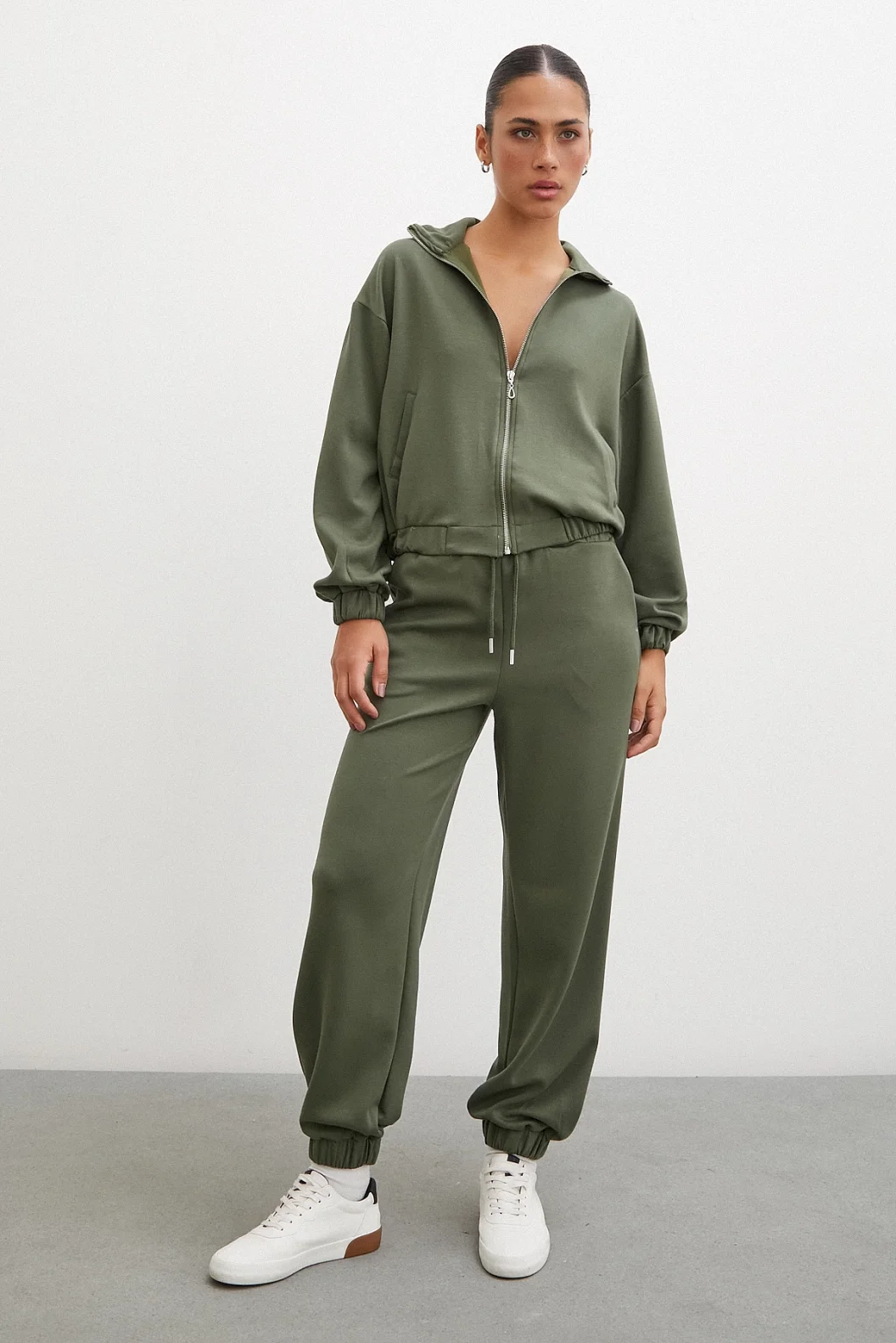 بنطلون رياضي بجيوب مطاطية خضراء