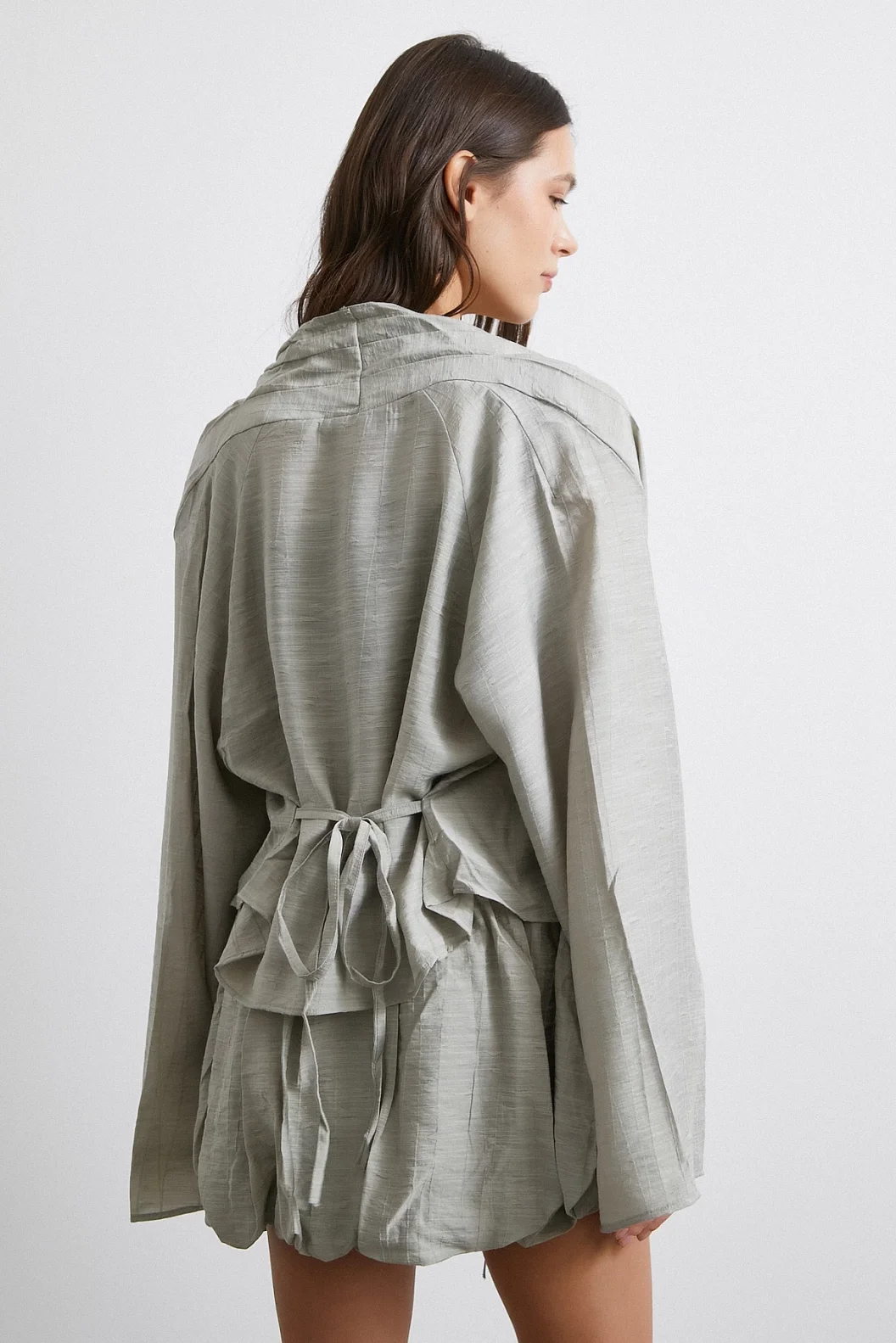 قميص واسع بأكمام طويلة مربوط من الأمام