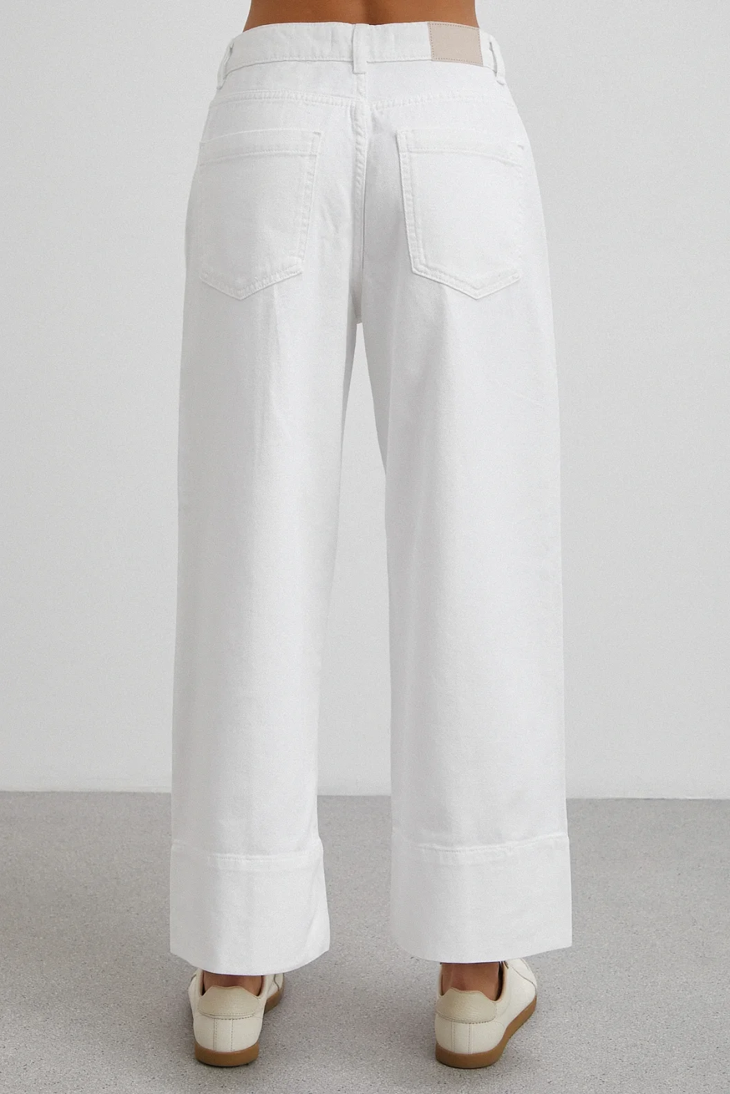 Önü Cepli Paça Detaylı Jean Beyaz