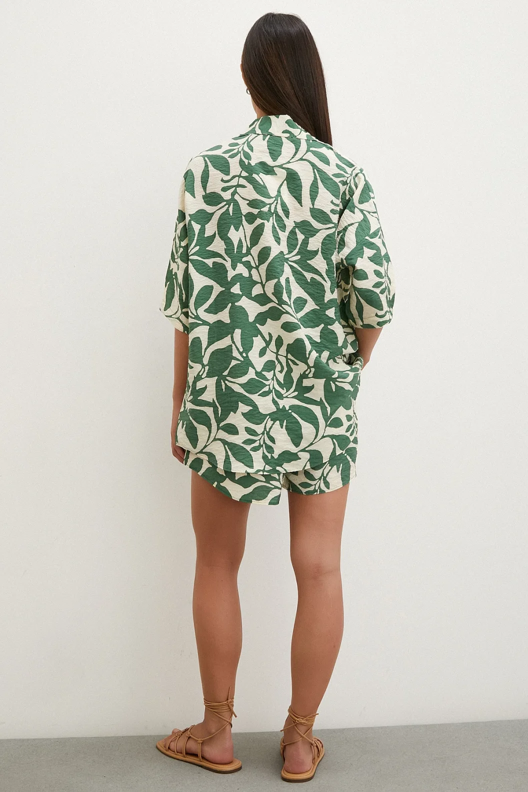 مجموعة بشورت بنقشة أوراق خضراء