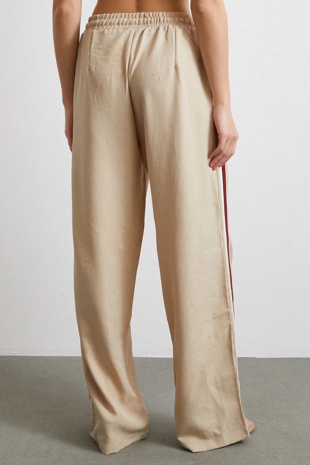 بنطلون ذو مزيج مطاطي بخصر مزدوج بلون بيج