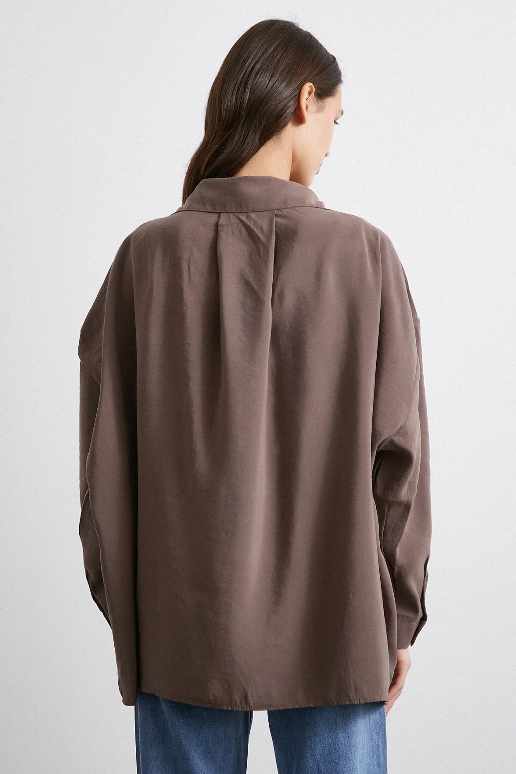 قميص مودال بجيب كبير بني