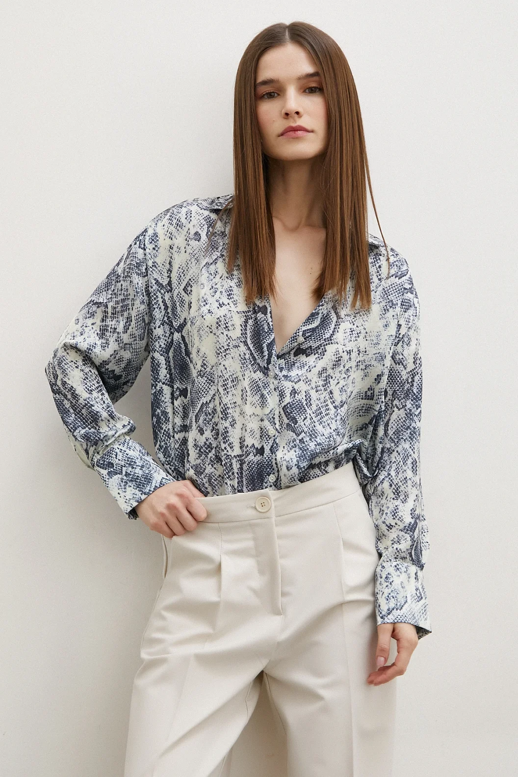 قميص حرير رمادي بنقشة ثعبان