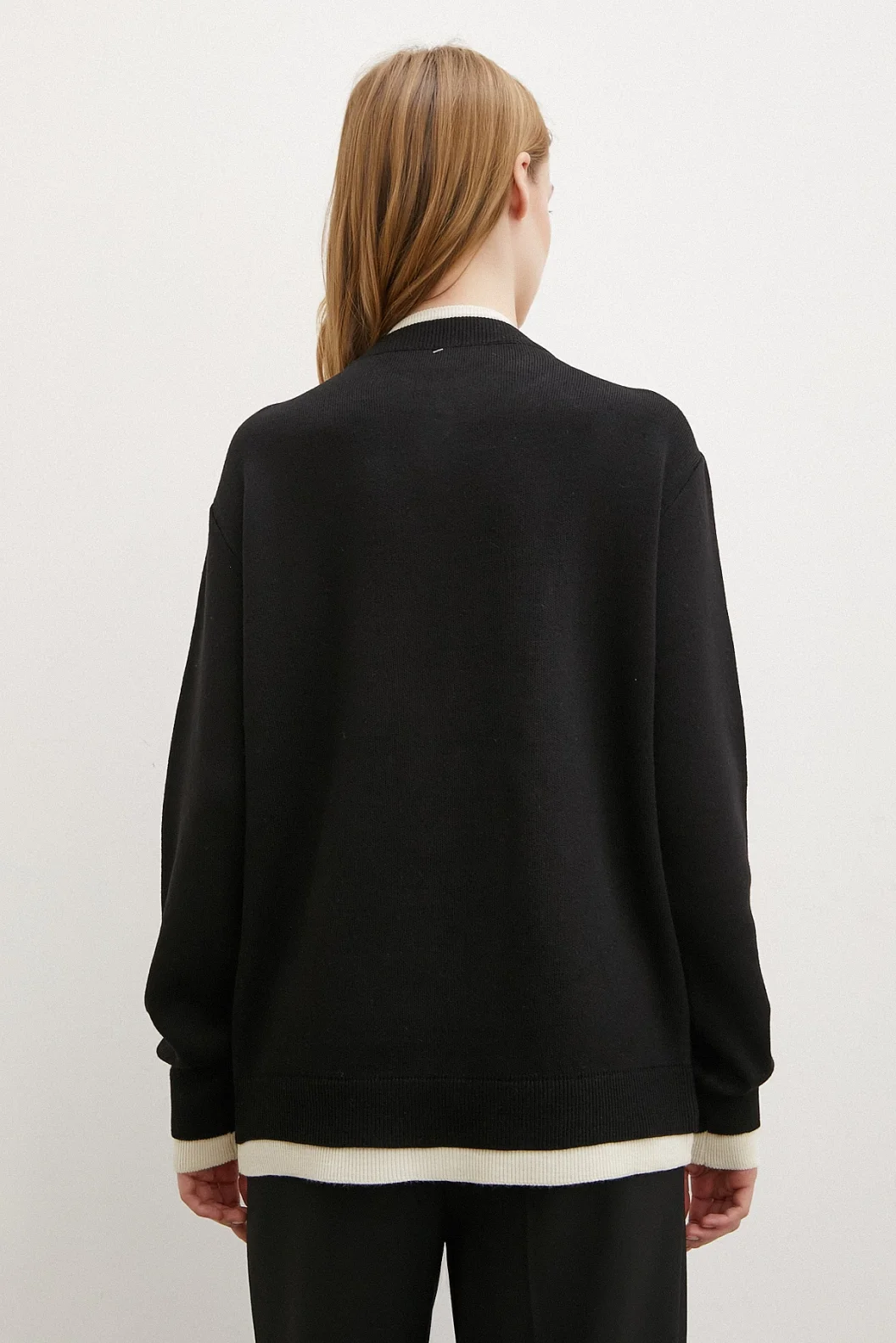 Schwarze Strickjacke mit doppeltem Kragen und Knöpfen