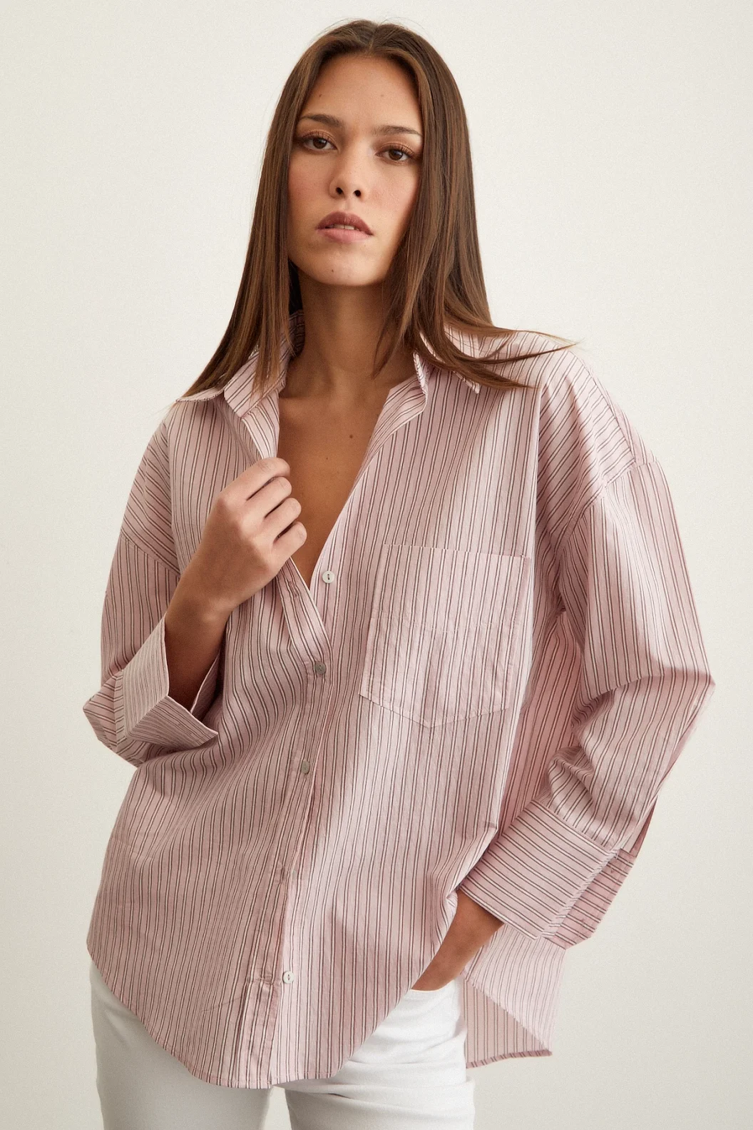 قميص مخطط بأكمام طويلة زائد الحجم باللون الوردي