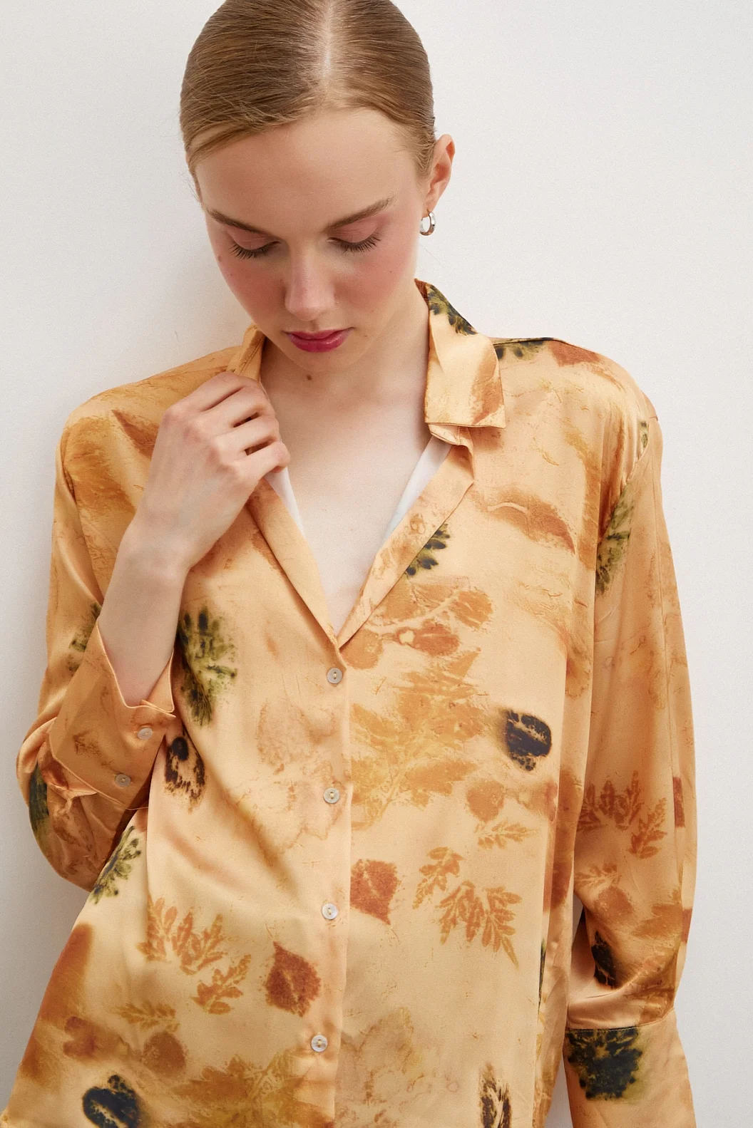 قميص ساتان مطبوع باللون السلمون