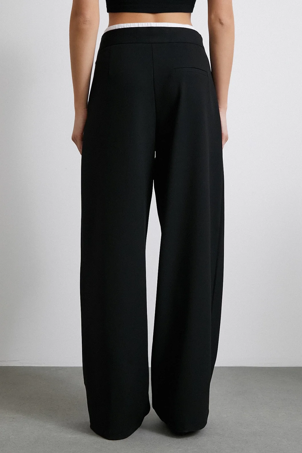 بنطلون نسائي أسود مع سحّاب وجيوب