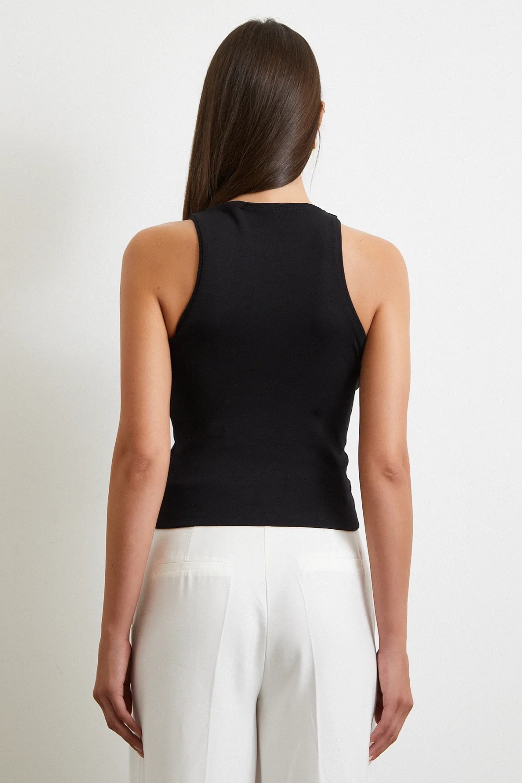 قميص بتصميم بسيط باللون الأسود