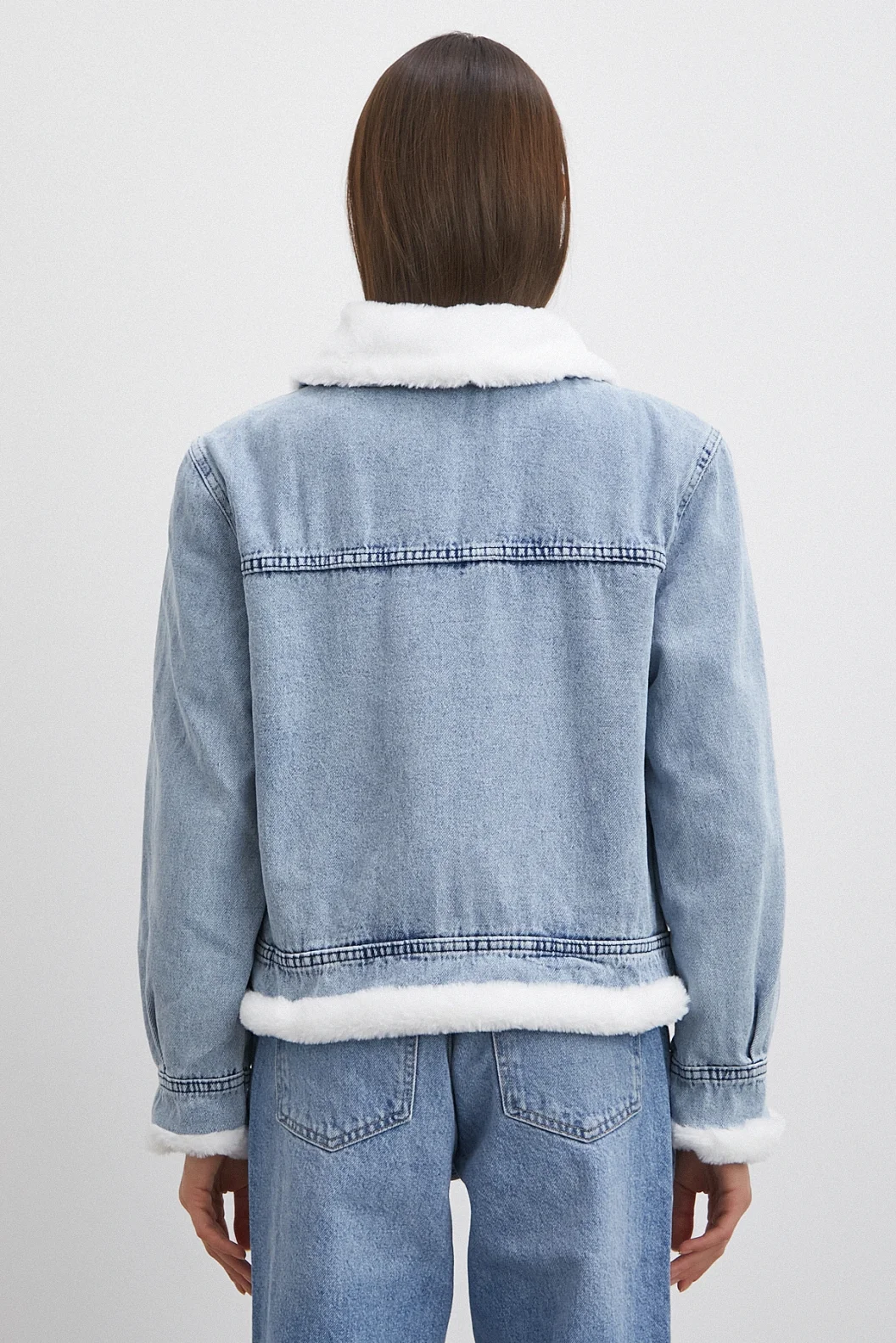 Beyaz Kemer Detaylı Kürklü Kot Mont Mavi