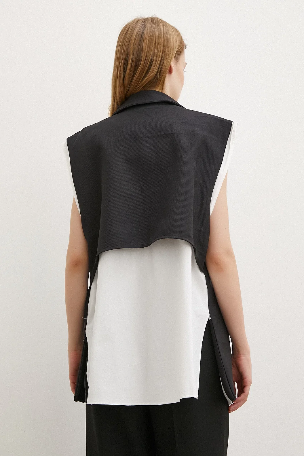 سترة بلا أكمام بياقة القاضي بلون أسود