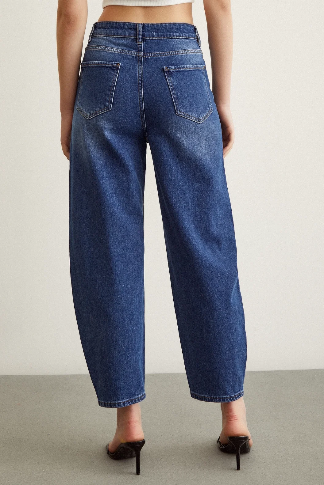 الجينز الأم مرتفع الخصر أزرق