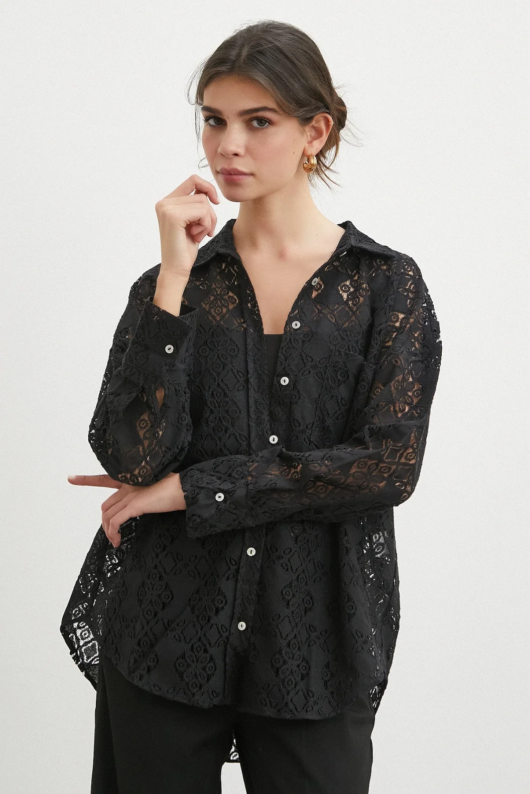 قميص دانتيل متنقل أسود