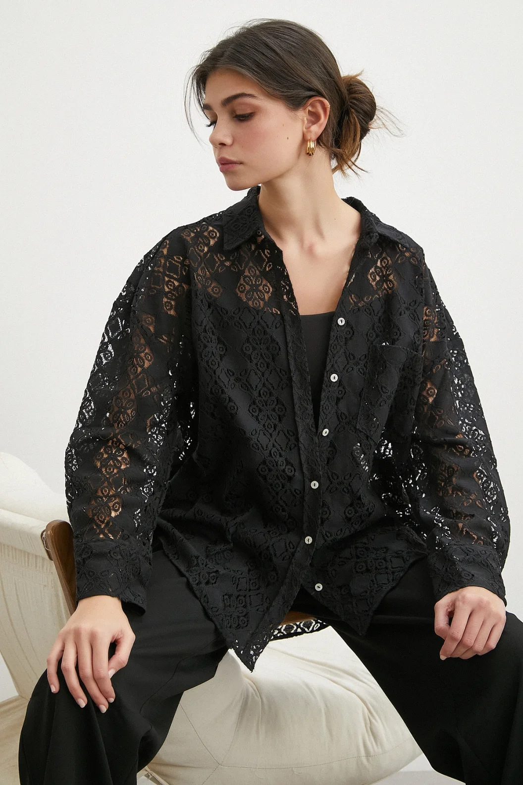 قميص دانتيل متنقل أسود