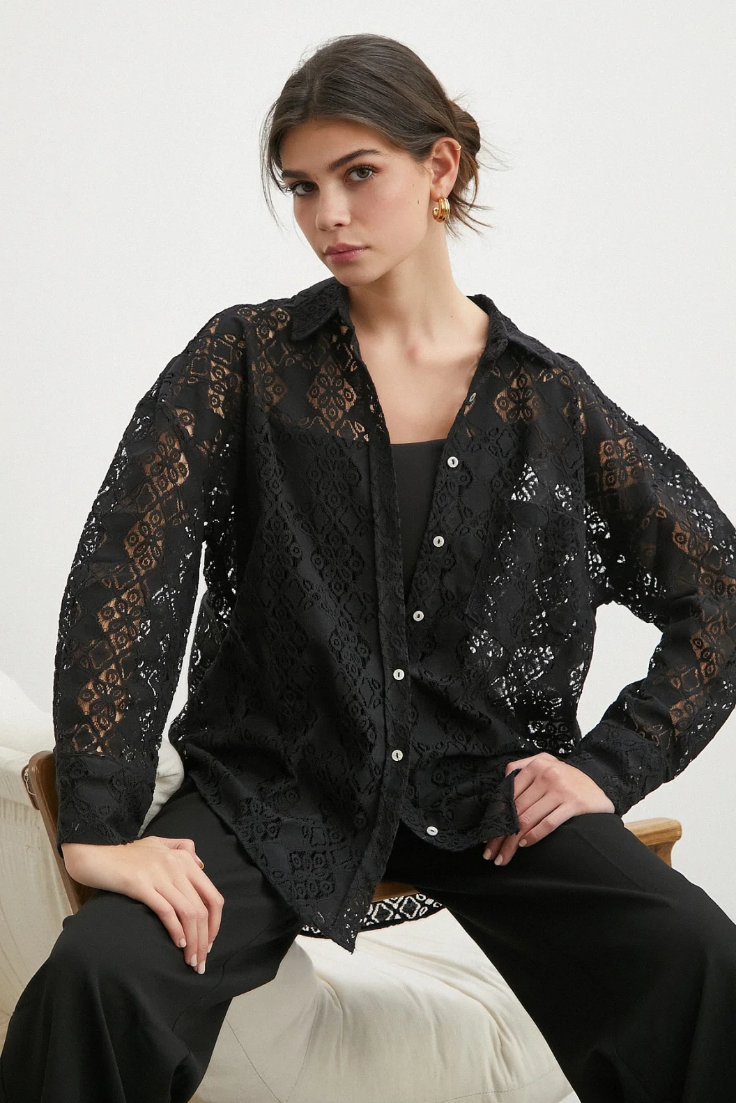 قميص دانتيل متنقل أسود