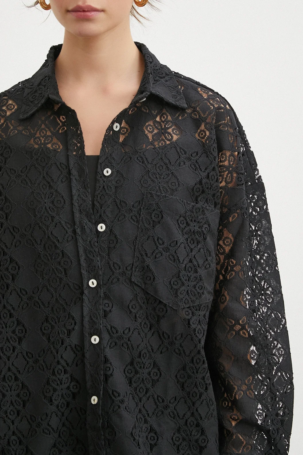 قميص دانتيل متنقل أسود