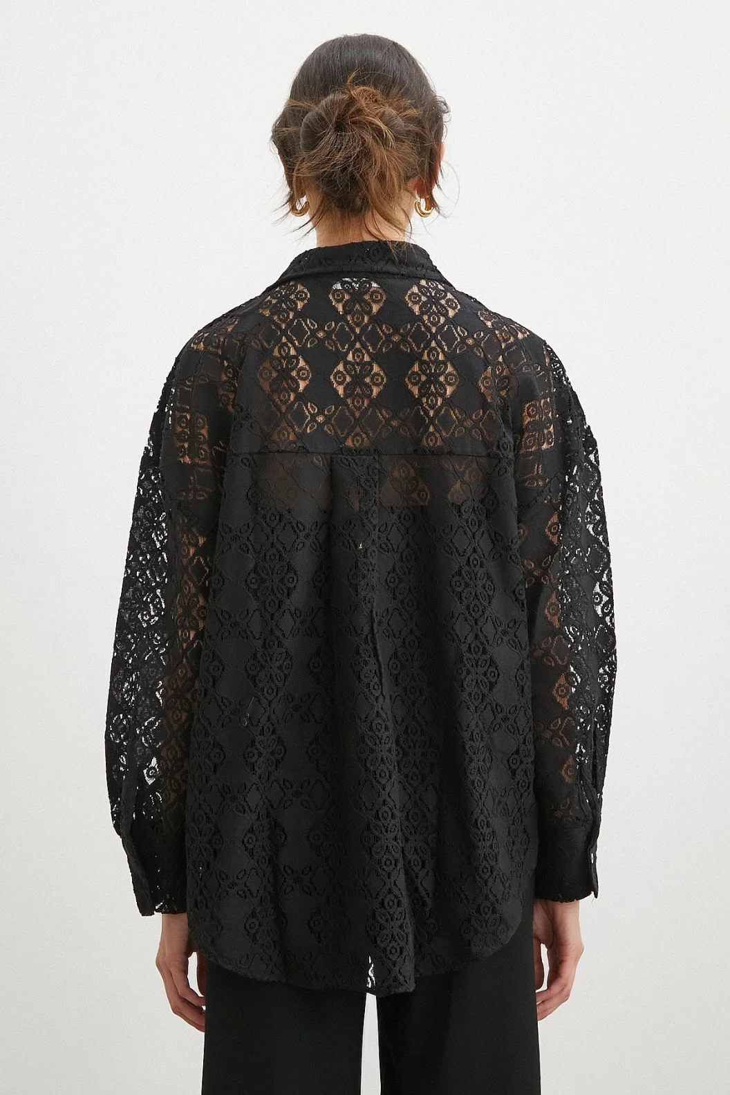 قميص دانتيل متنقل أسود