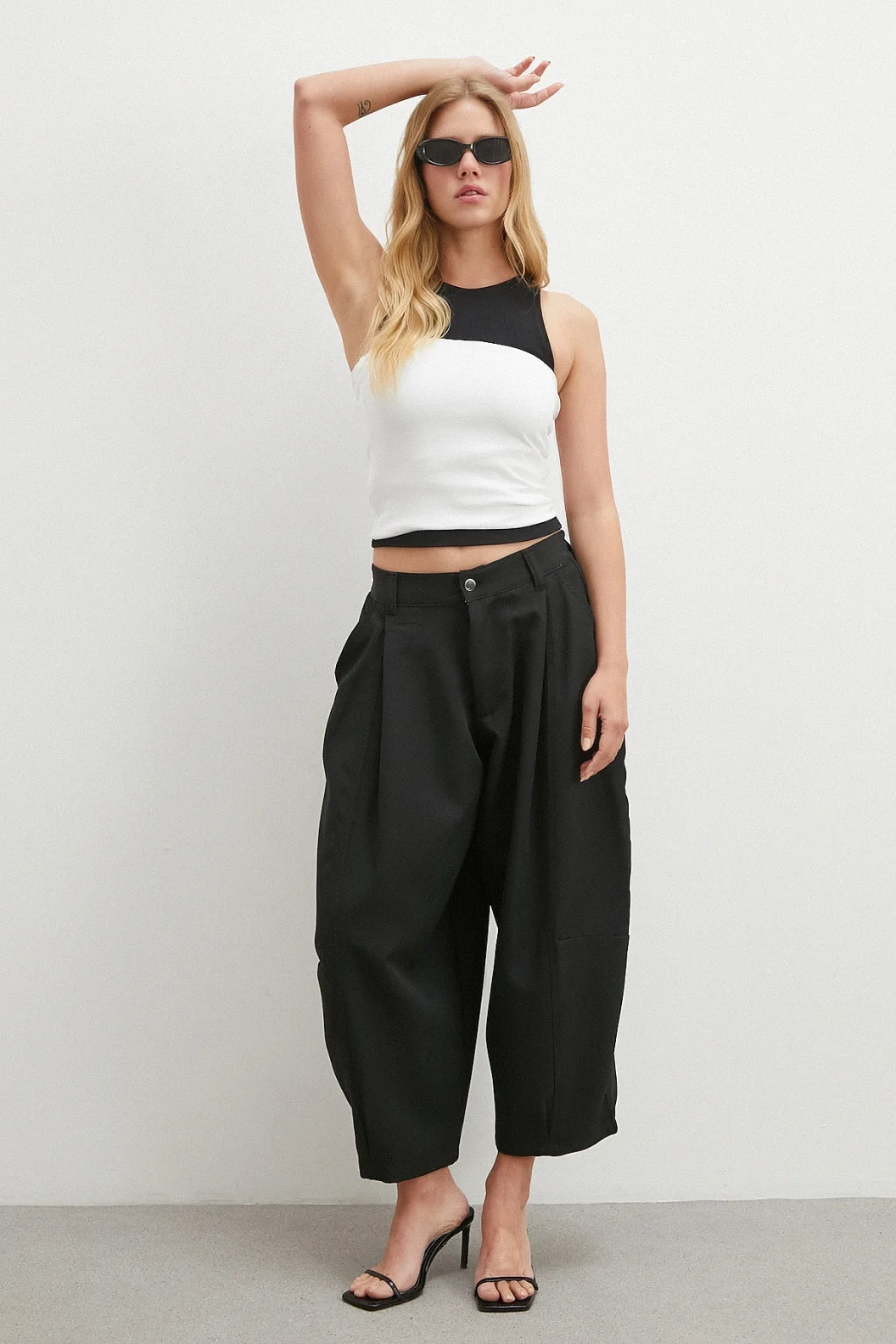 Paça Pileli Bol Kesim Pantolon Siyah