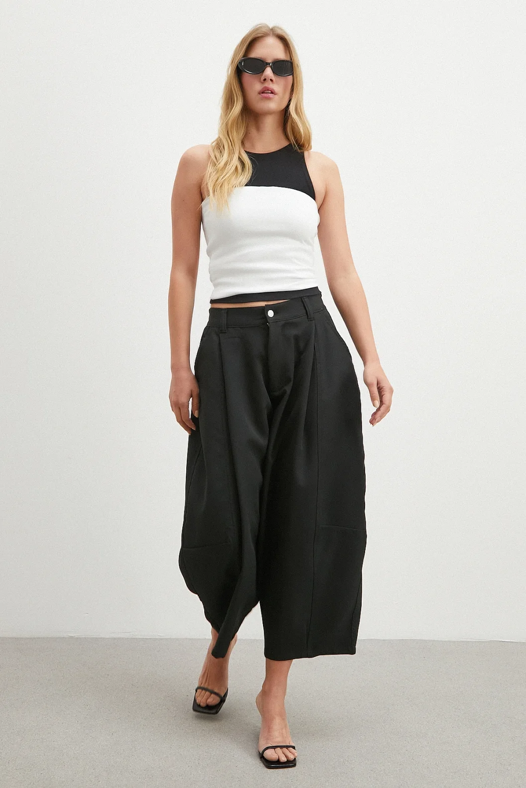 Paça Pileli Bol Kesim Pantolon Siyah