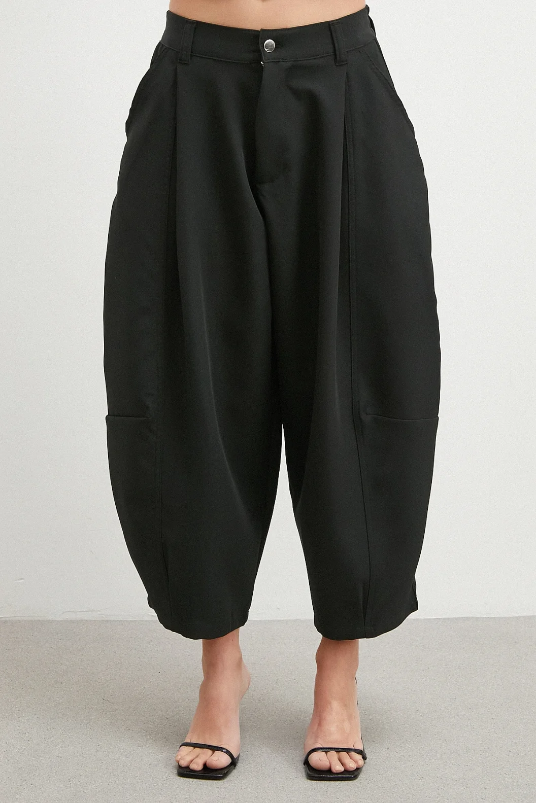 Paça Pileli Bol Kesim Pantolon Siyah