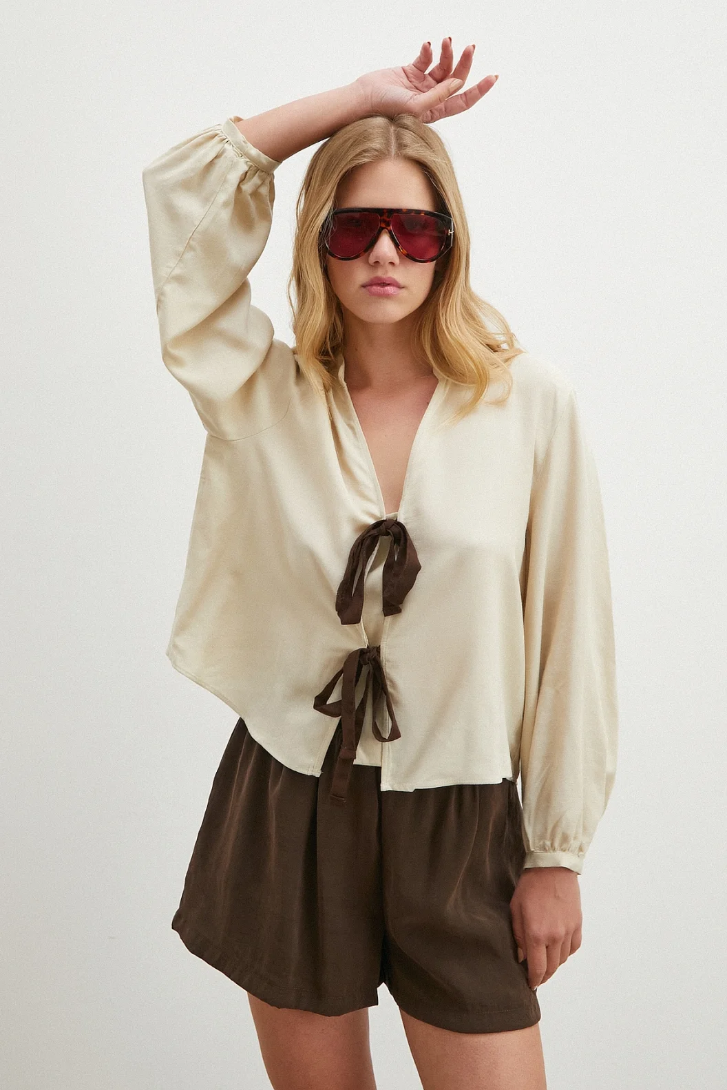 Beli Kuşaklı Viskon Bluz Bej