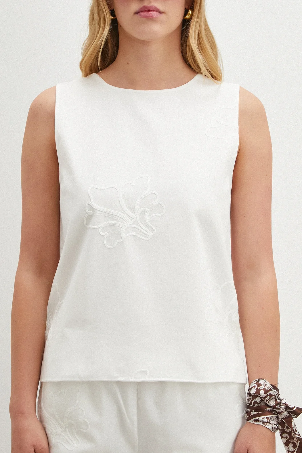 Nakışlı Sıfır Kol Bluz Beyaz