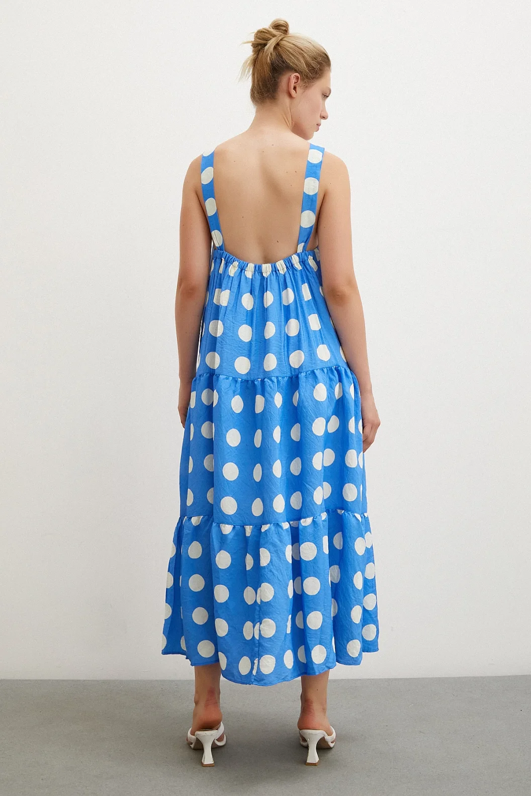 فستان بأشرطة ونقاط أزرق