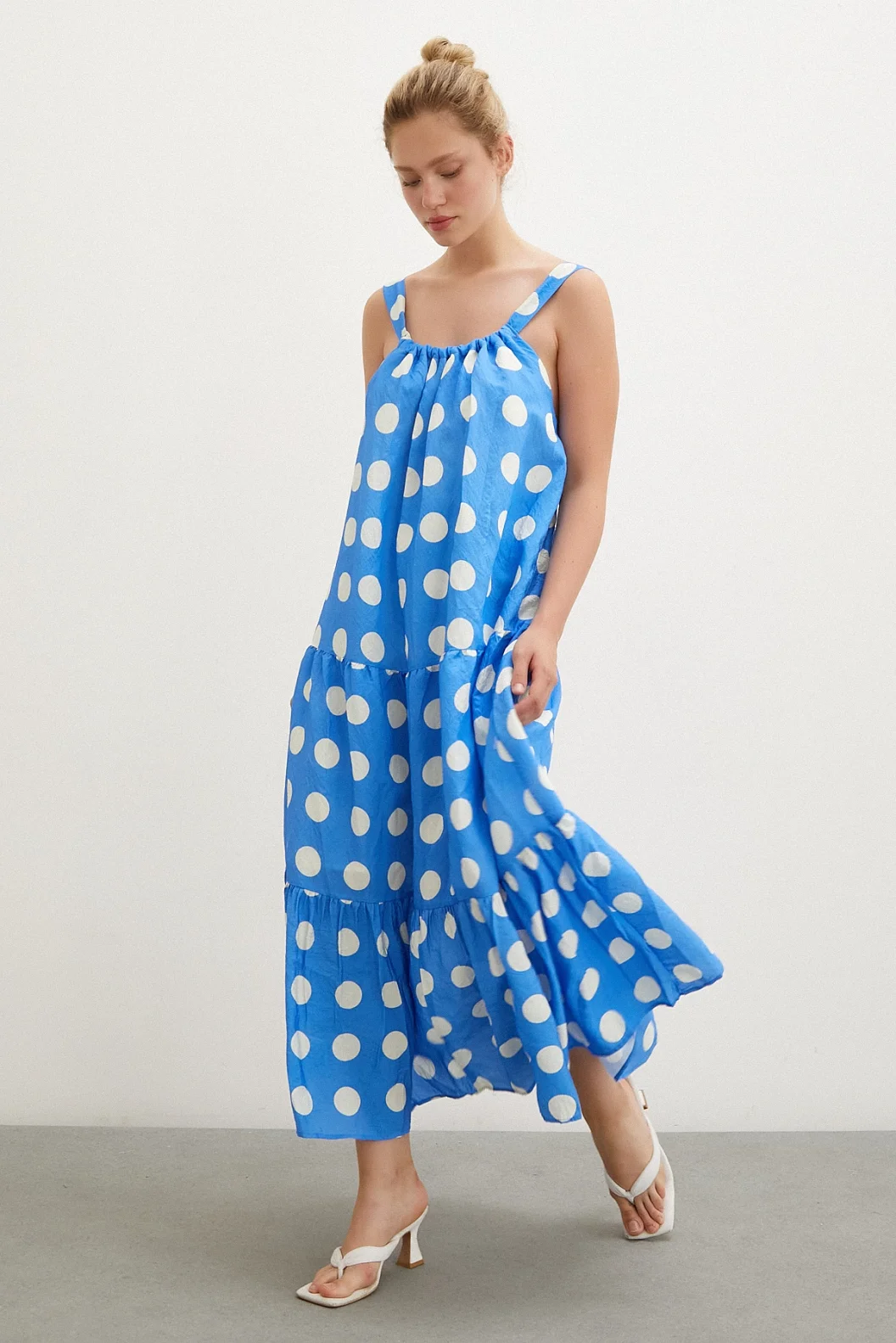 فستان بأشرطة ونقاط أزرق