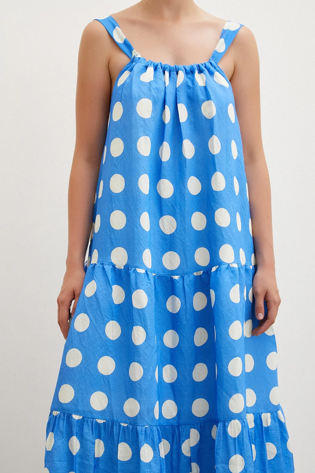 فستان بأشرطة ونقاط أزرق