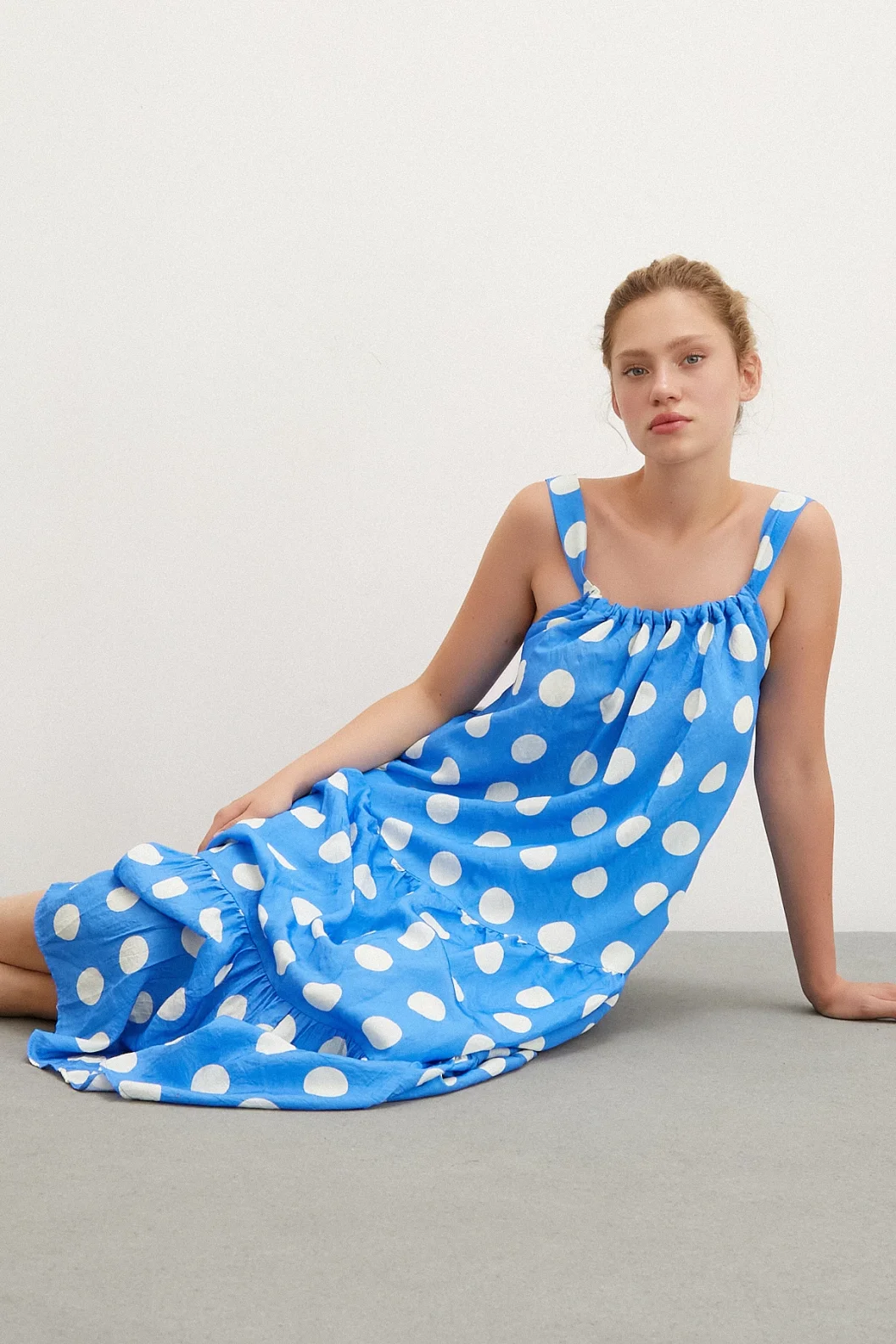 فستان بأشرطة ونقاط أزرق