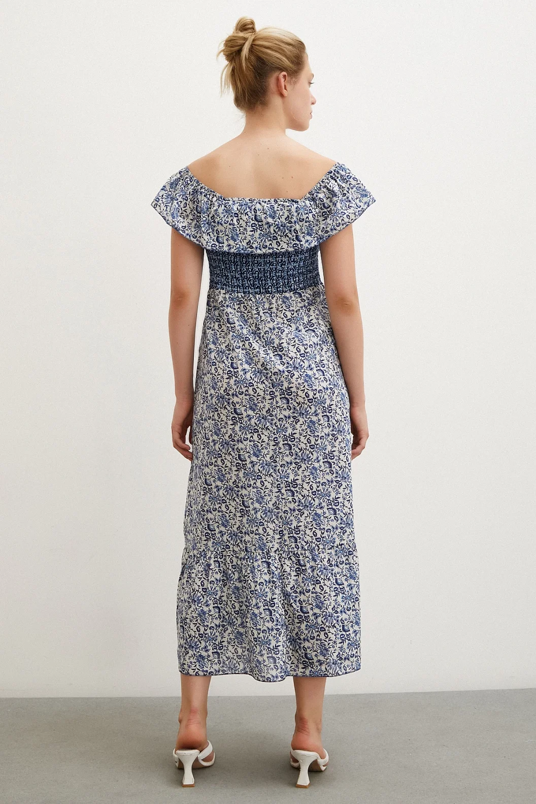 فستان ماكسي بلون أزرق ببطن ناعم