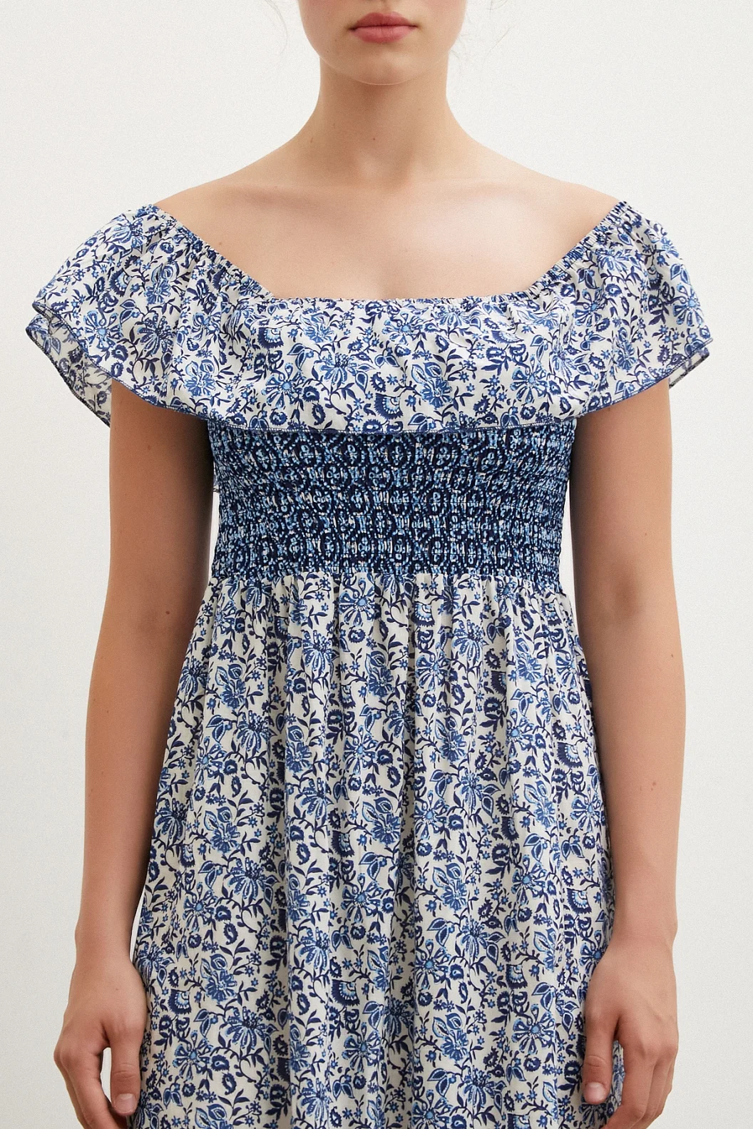 فستان ماكسي بلون أزرق ببطن ناعم