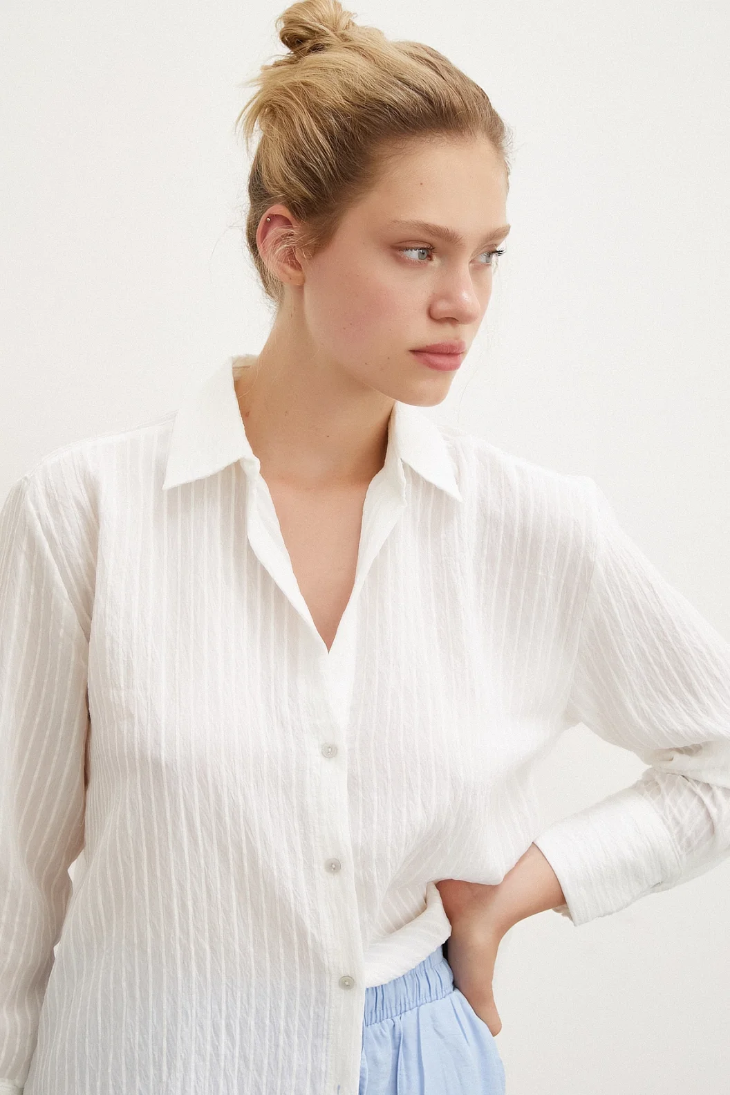 قميص مخطط أبيض