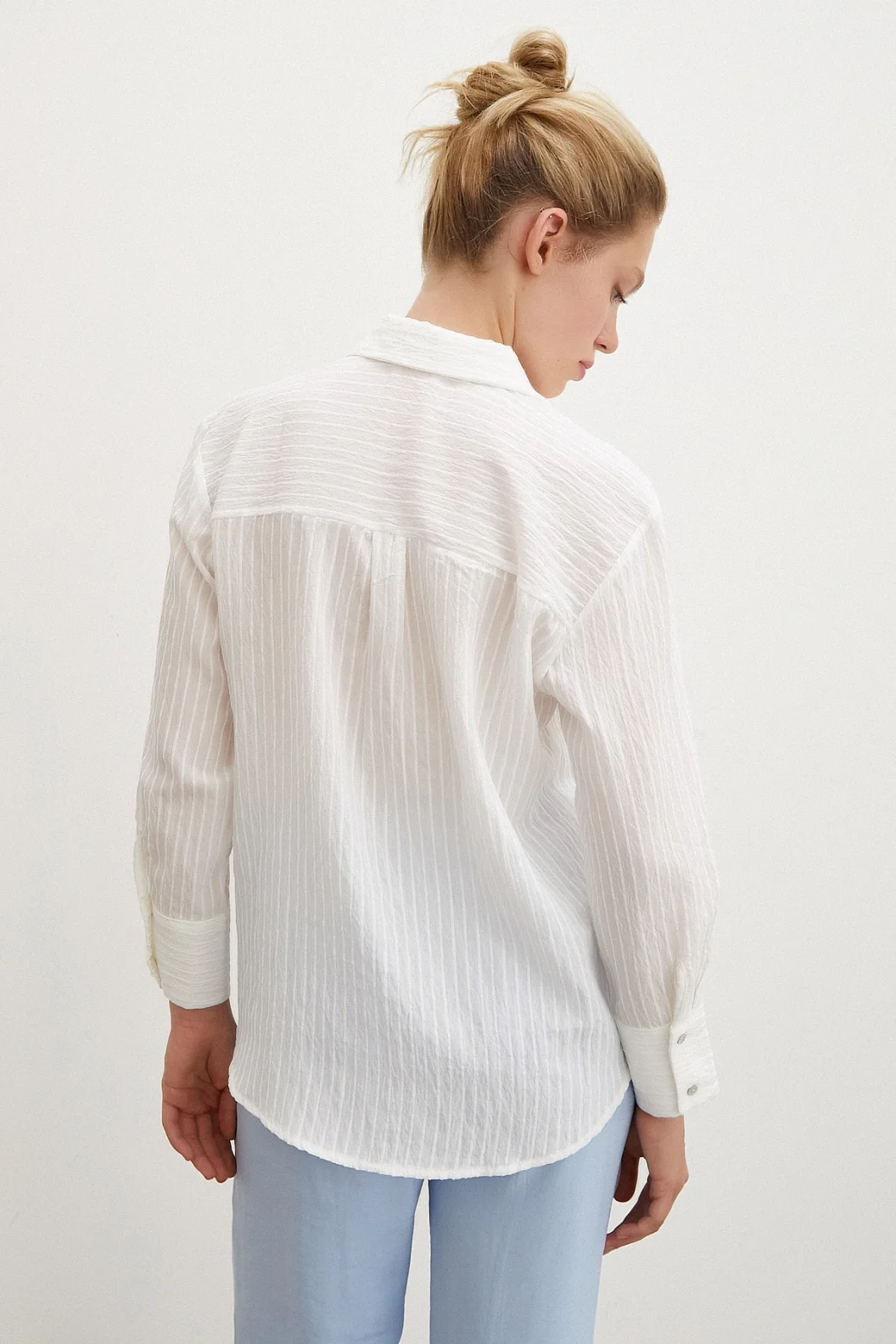 قميص مخطط أبيض