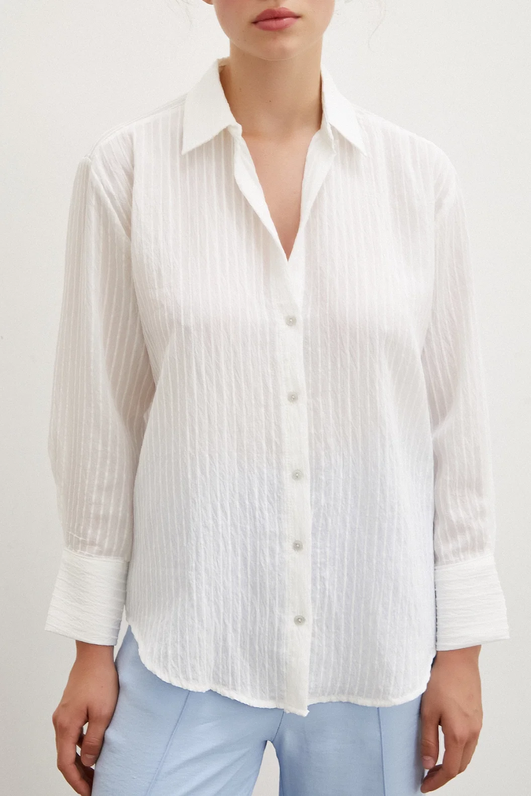 قميص مخطط أبيض