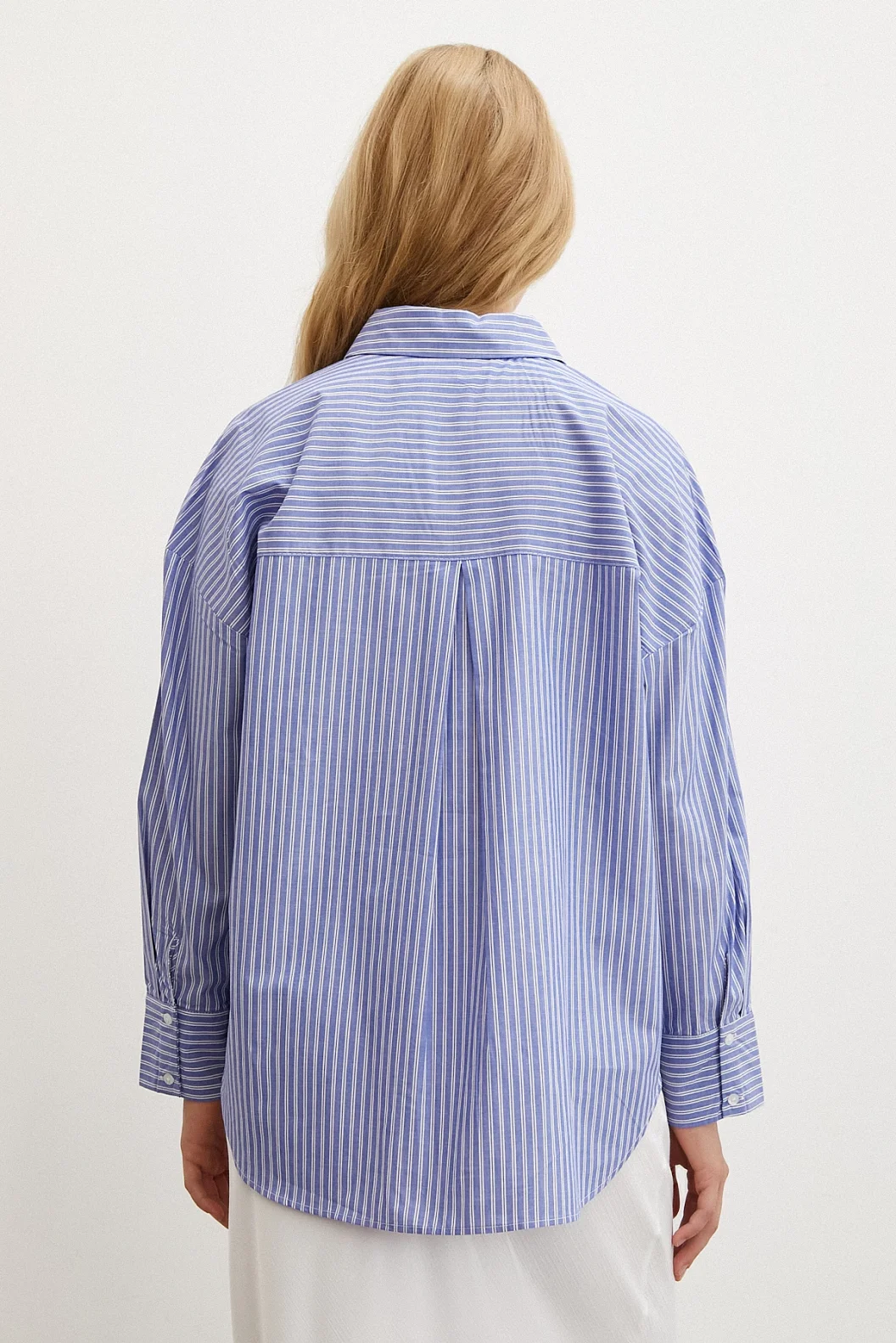 قميص مخطط أزرق