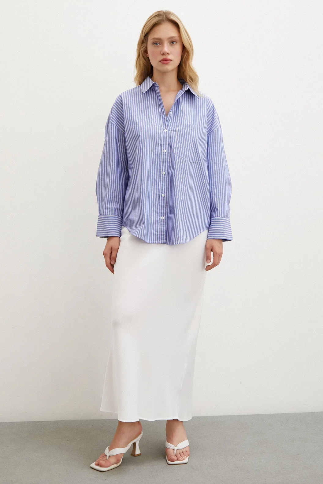 قميص مخطط أزرق