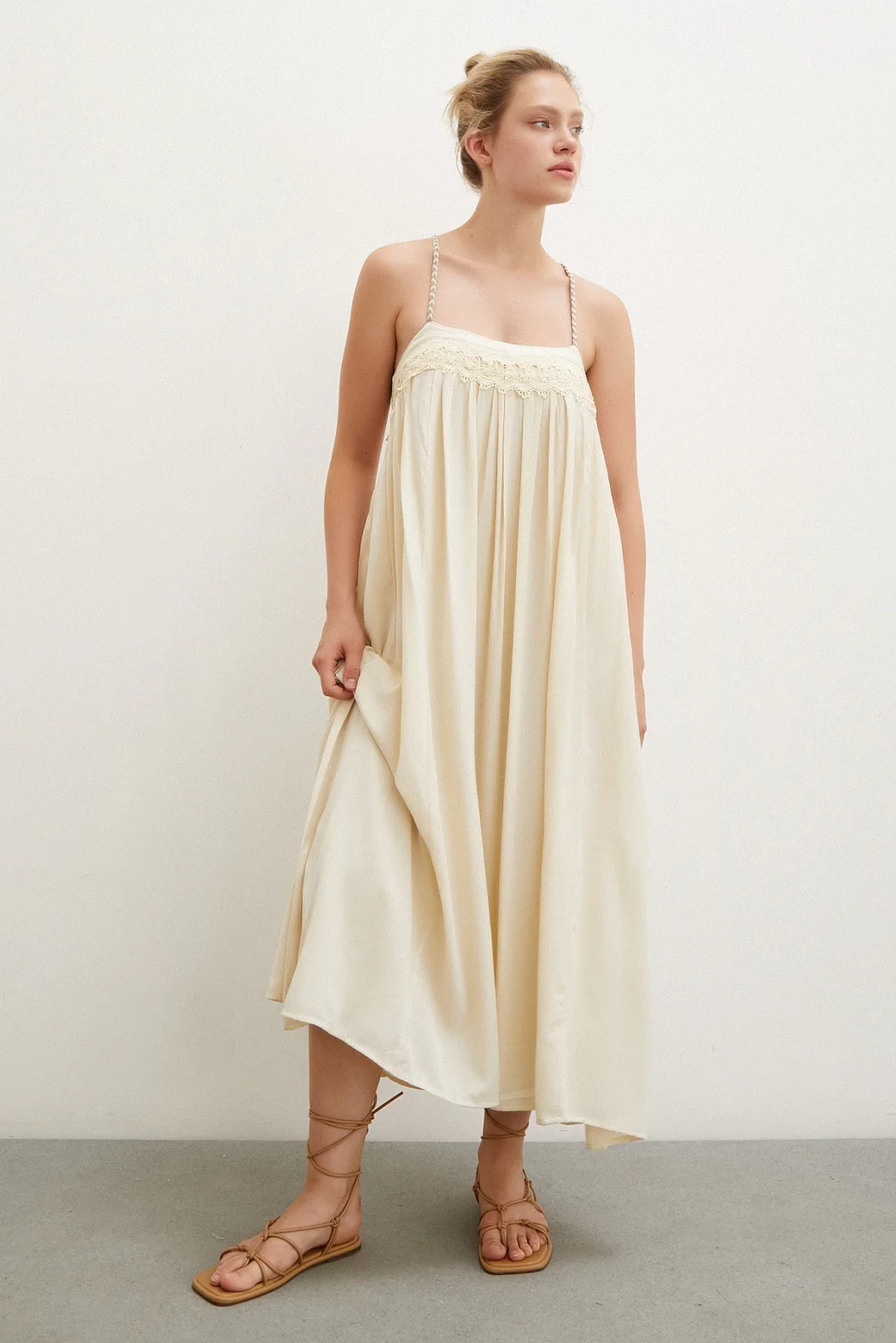 فستان متدلي بحمالة بتفاصيل دانتيل كريمي