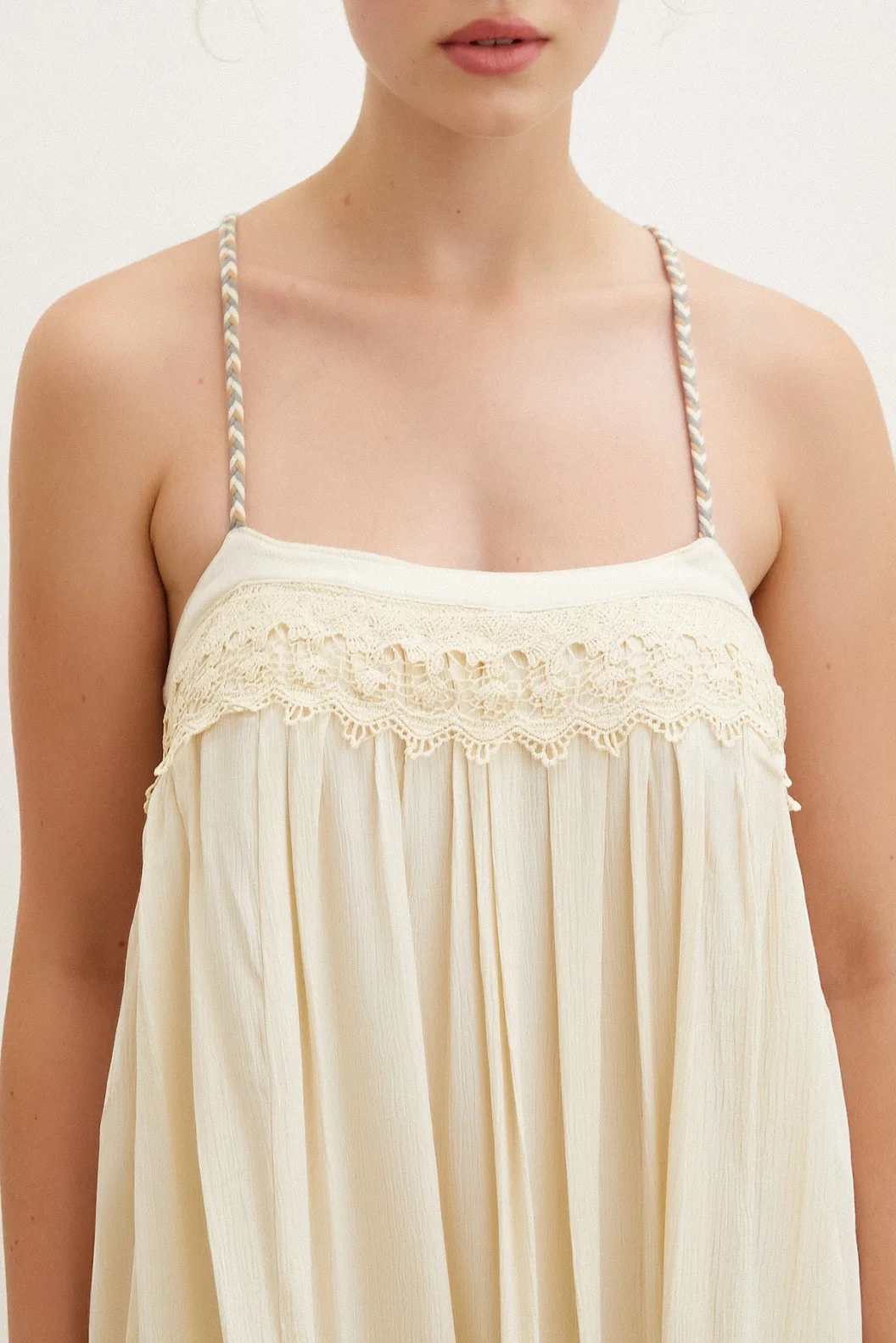 فستان متدلي بحمالة بتفاصيل دانتيل كريمي