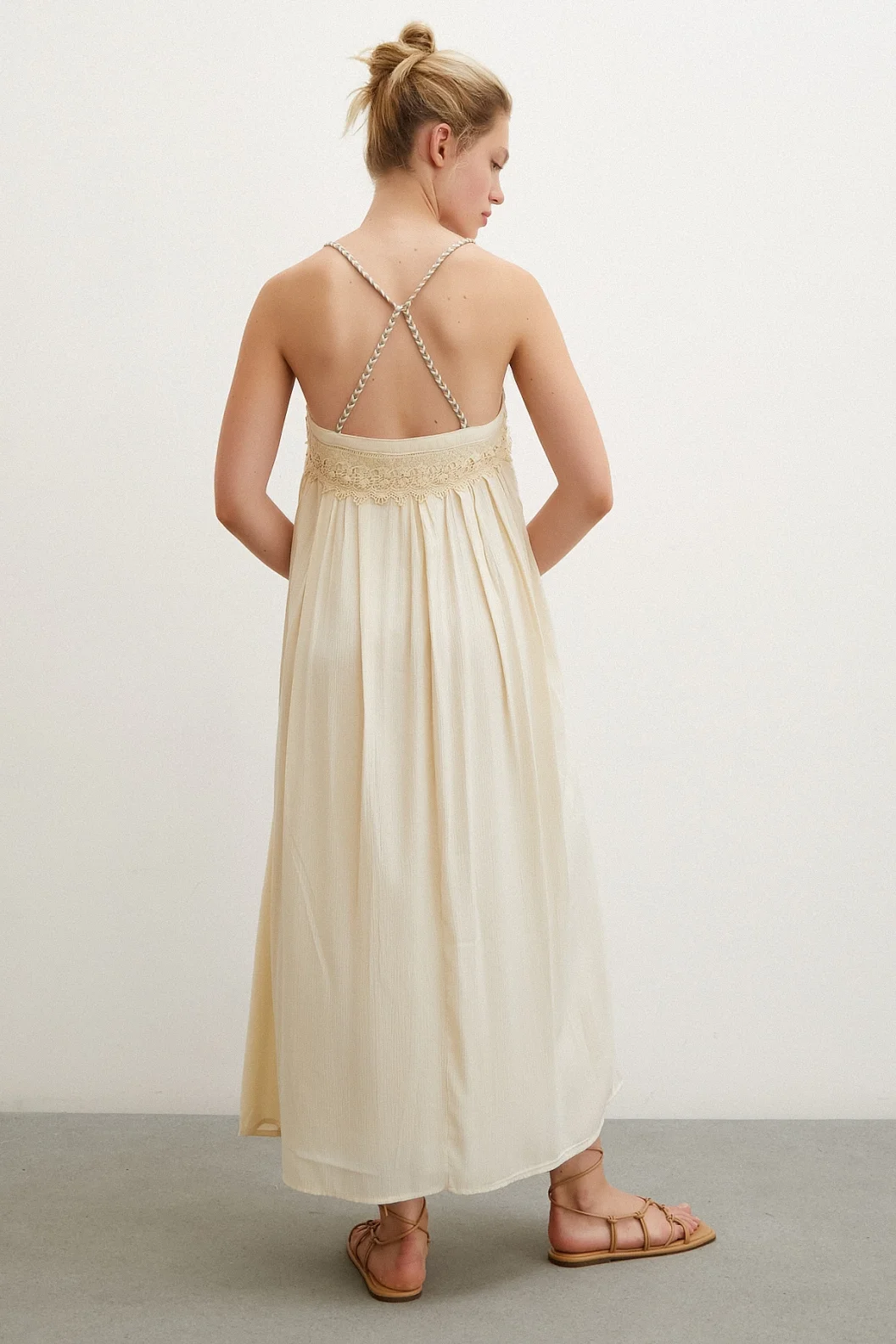 فستان متدلي بحمالة بتفاصيل دانتيل كريمي