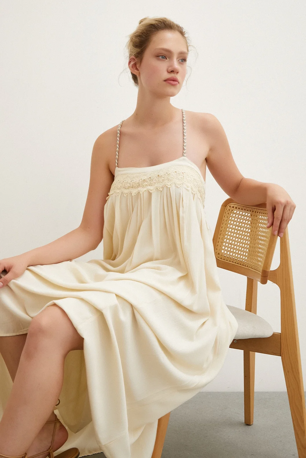 فستان متدلي بحمالة بتفاصيل دانتيل كريمي