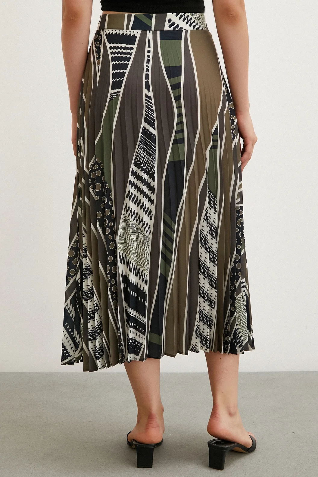 تنورة مُخططة بتنورة حَمارية