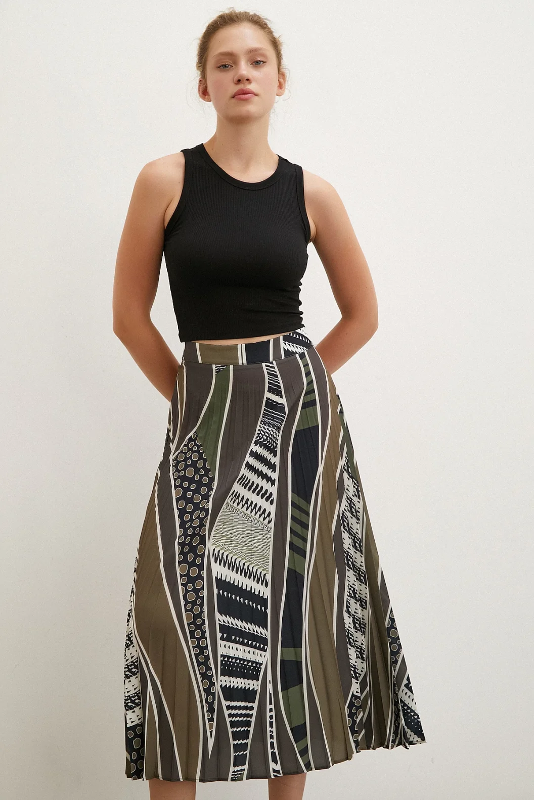 تنورة مُخططة بتنورة حَمارية